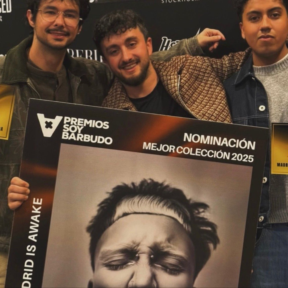 El equipo de 2Barbers con el cartel de su nominación en los Premios Soy Barbudo