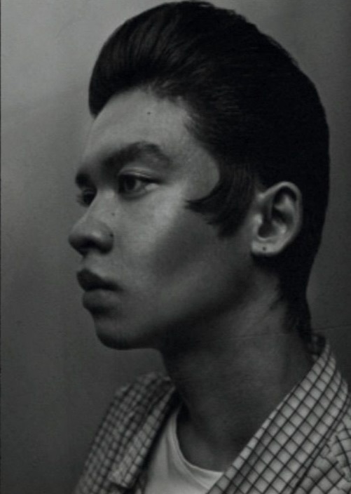 Perfil de un chico con tupé clásico peinado hacia atrás